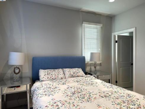 103 Crosswinds , Irvine, CA