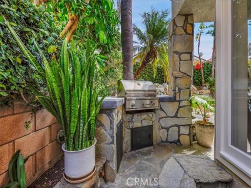 22  Colonial  , Irvine, CA