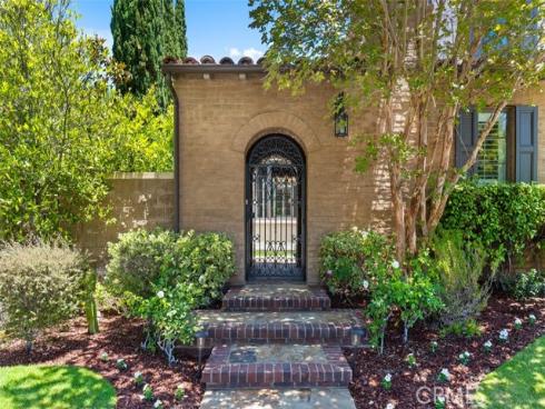 34 Tall Hedge , Irvine, CA