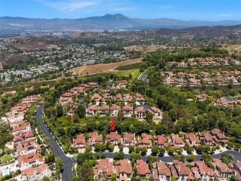 34 Tall Hedge , Irvine, CA