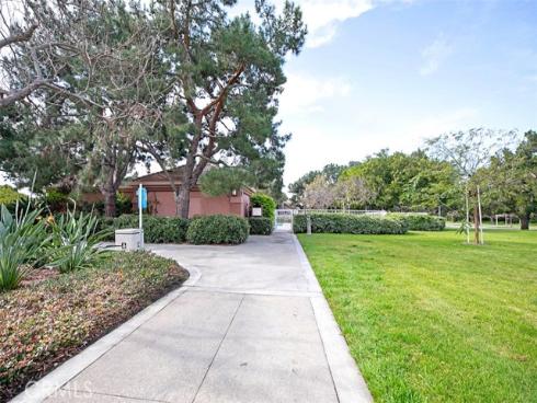 10 Bettoni Aisle , Irvine, CA