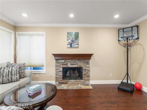 16 Arizona , Irvine, CA