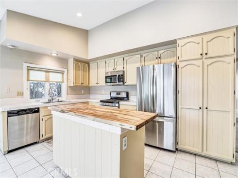 24  Field  , Irvine, CA