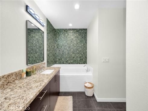 21  Gramercy  220 , Irvine, CA