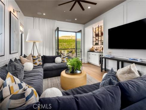 560  Peninsula  , Irvine, CA