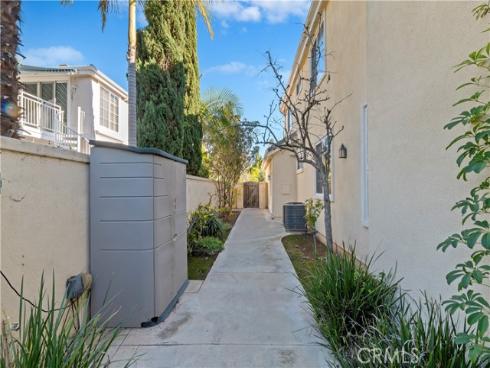 8 Nidden , Irvine, CA