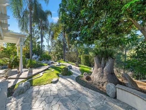 8 Nidden , Irvine, CA