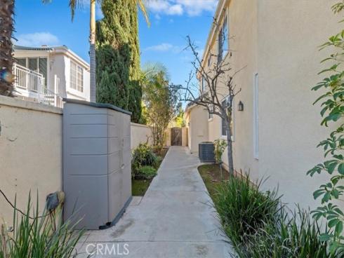 8 Nidden , Irvine, CA