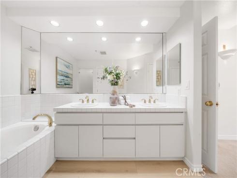 2233 Martin 204 , Irvine, CA