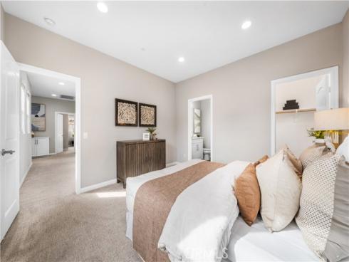 102 Yellow Pine , Irvine, CA