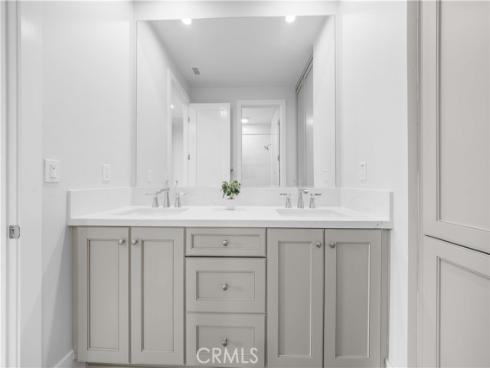 63 Longchamp , Irvine, CA