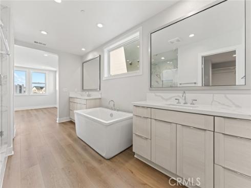 209  Stage  , Irvine, CA