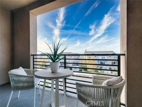 1077  Cadence  , Irvine, CA