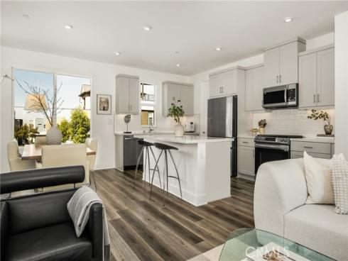 201  Lynx  , Irvine, CA