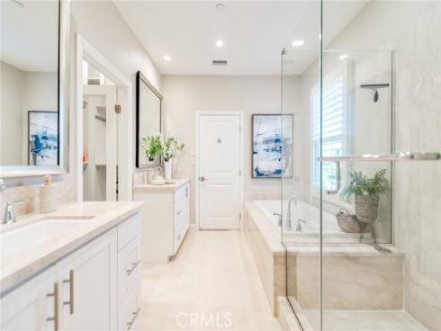 211  Canvas  , Irvine, CA