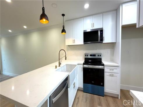 196  Pineview  , Irvine, CA