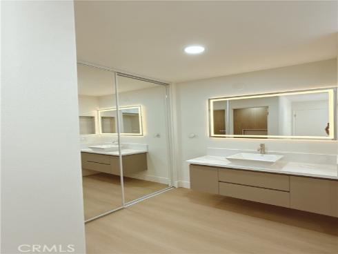 256 Streamwood , Irvine, CA