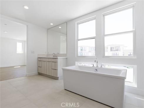 125  Apron  , Irvine, CA