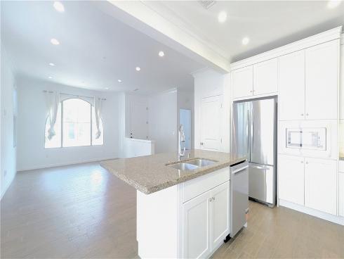 85  Thornhurst  , Irvine, CA