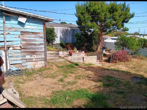 902  E Greenwood Ave  , La Habra, CA