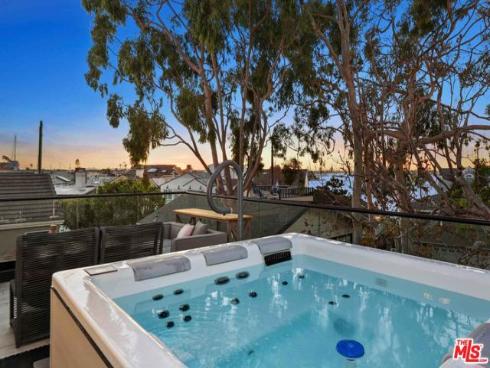 121 Emerald 2 Avenue, Newport Beach, CA