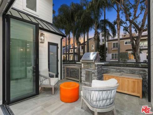 121 Emerald 2 Avenue, Newport Beach, CA