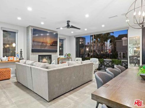 121 Emerald 2 Avenue, Newport Beach, CA