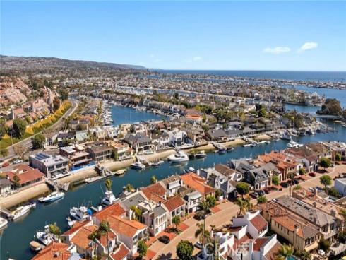 7 Linda Isle , Newport Beach, CA