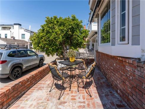 214 Sapphire Avenue, Newport Beach, CA