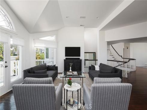 212  Kings Place  , Newport Beach, CA