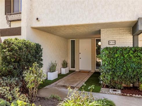 558  Vista Flora  , Newport Beach, CA
