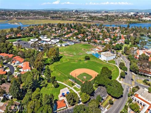 558  Vista Flora  , Newport Beach, CA