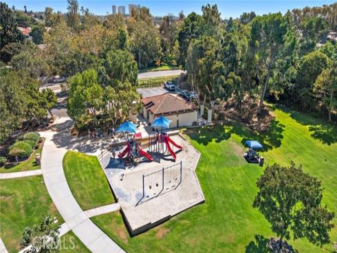 558  Vista Flora  , Newport Beach, CA