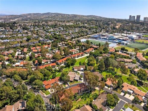 558  Vista Flora  , Newport Beach, CA