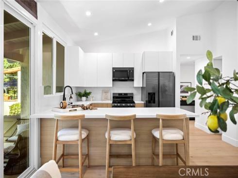 558  Vista Flora  , Newport Beach, CA