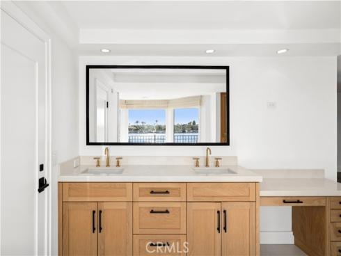 2572 Bayshore , Newport Beach, CA