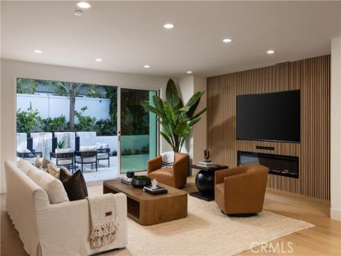 34  Montgomery  , Newport Beach, CA