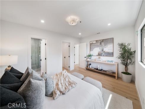 2436  Holiday  , Newport Beach, CA