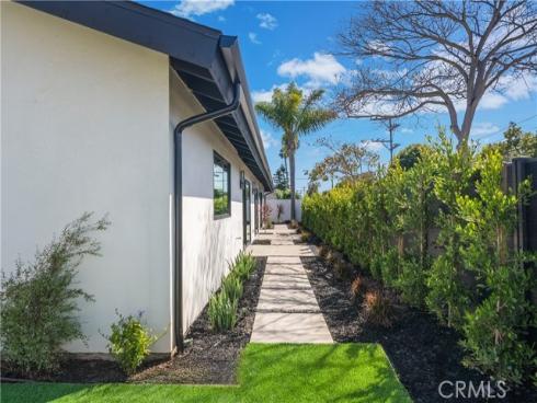 2436  Holiday  , Newport Beach, CA