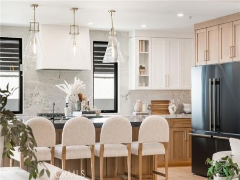 2436  Holiday  , Newport Beach, CA