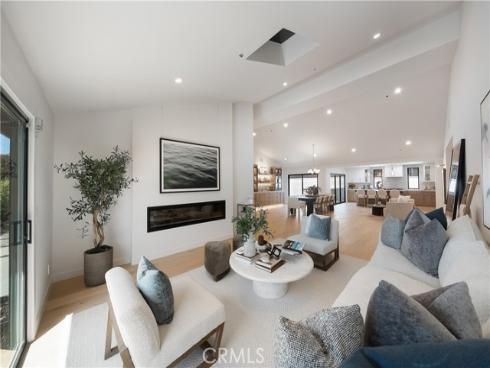 2436  Holiday  , Newport Beach, CA