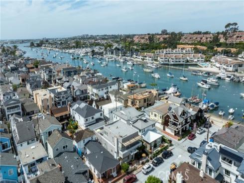 327  Onyx  , Newport Beach, CA