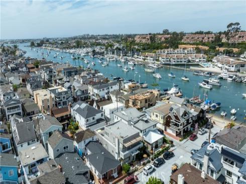 327  Onyx  , Newport Beach, CA