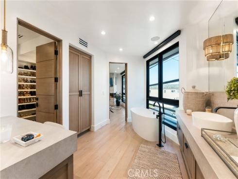 109  Turquoise  , Newport Beach, CA