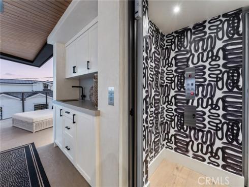 109  Turquoise  , Newport Beach, CA