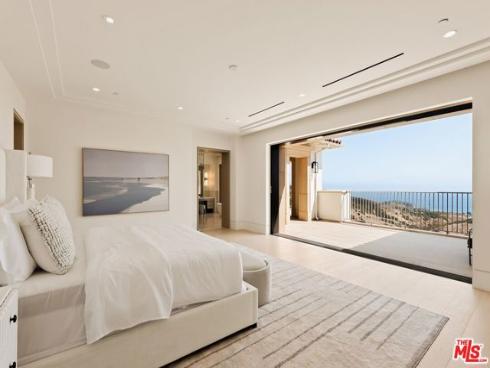 18 Swimmers Point , Newport Coast, CA
