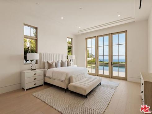 18 Swimmers Point , Newport Coast, CA