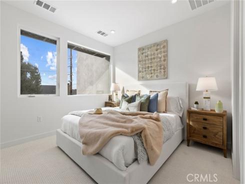 585 S Lyon Street, Santa Ana, CA