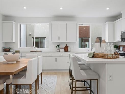 585 S Lyon Street, Santa Ana, CA