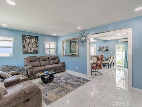 1130 W Chestnut , Santa Ana, CA